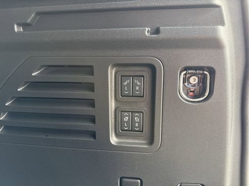 Used 2025 Buick Enclave Preferred w/ Power Package image 8