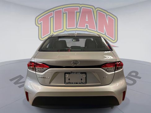 Used 2025 Toyota Corolla LE w/ LE Premium Package FWD image 3
