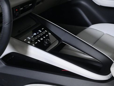 Certified 2025 Porsche Macan Electric image 25