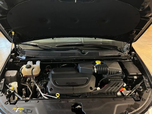 Used 2025 Chrysler Pacifica Select image 33