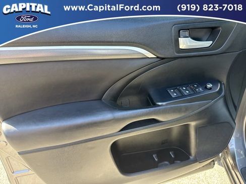 Used 2017 Toyota Highlander SE FWD image 20
