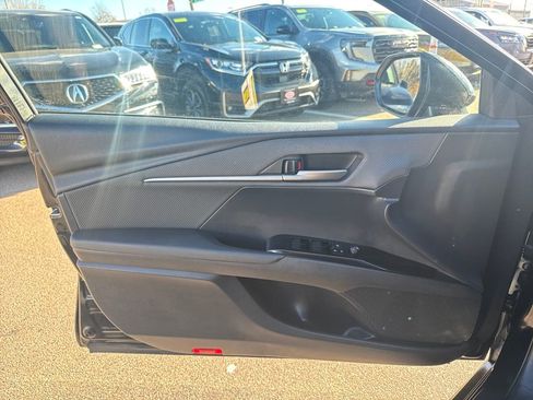 Used 2025 Toyota Camry SE image 32