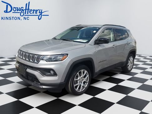 Used 2022 Jeep Compass Latitude AWD/4WD image 1