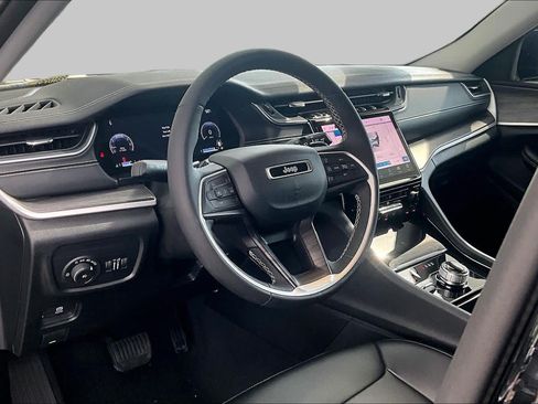 Used 2023 Jeep Grand Cherokee L Limited AWD/4WD image 17