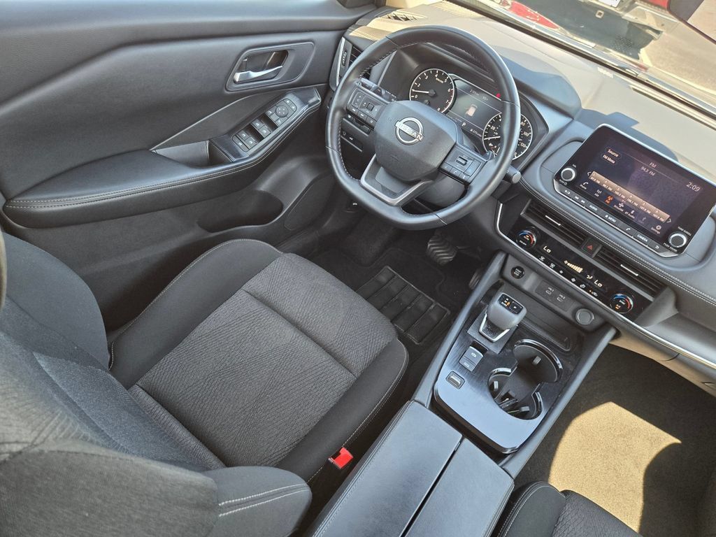 Used 2025 Nissan Rogue SV FWD image 16