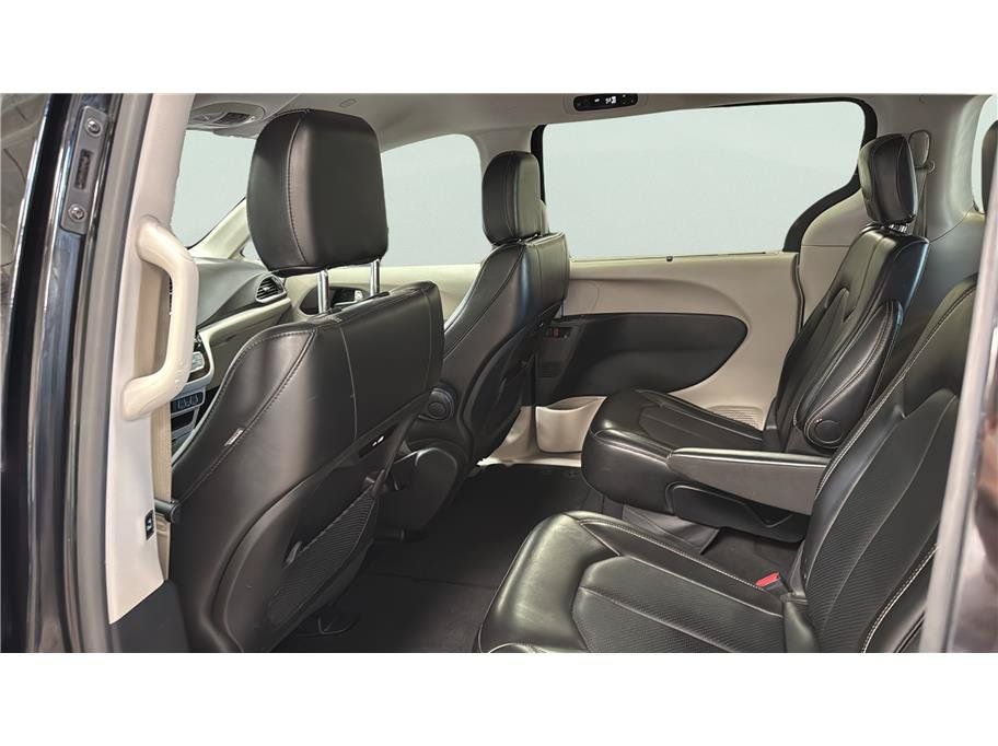 Used 2024 Chrysler Pacifica Touring-L FWD image 19