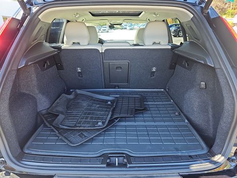 Used 2025 Volvo XC40 B5 Ultra w/ Climate Package image 33