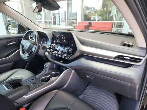 Used 2023 Toyota Highlander XLE AWD/4WD image 29