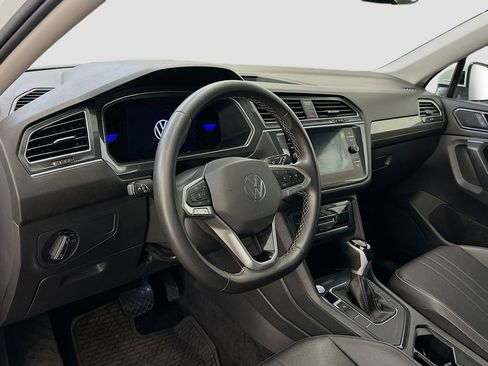 Used 2023 Volkswagen Tiguan SE w/ Panoramic Sunroof Package image 18