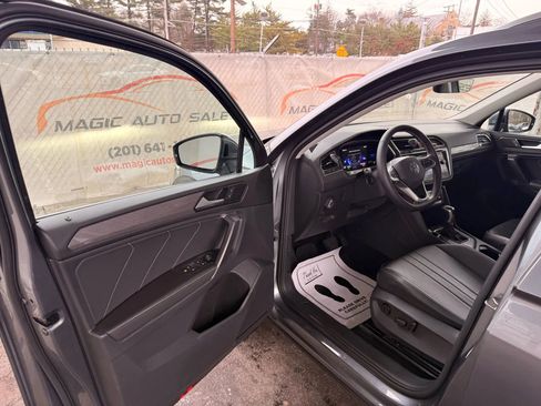 Used 2022 Volkswagen Tiguan SE w/ Panoramic Sunroof Package image 63