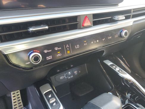 Certified 2024 Kia Sorento SX image 22