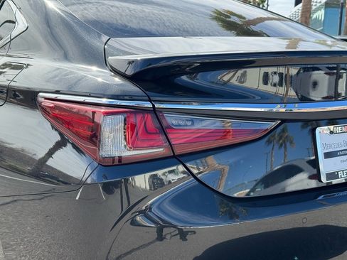 Used 2023 Lexus ES 300h w/ Accessory Package (Z2) image 17
