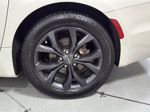 Used 2020 Chrysler Pacifica Touring-L image 24