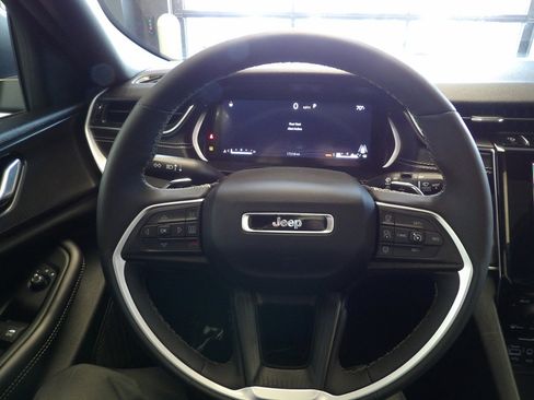 Used 2025 Jeep Grand Cherokee Laredo X w/ Luxury Tech Group I image 29