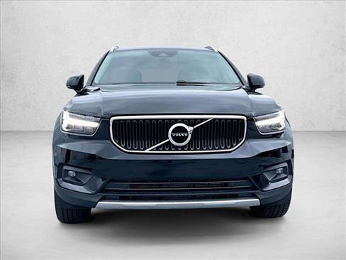 Used 2021 Volvo XC40 T4 Momentum w/ Premium Package image 3