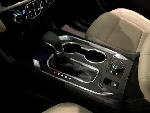 Used 2022 Chevrolet Traverse LS image 19