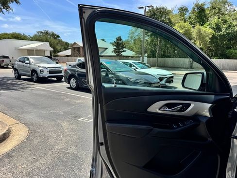 Used 2021 Chevrolet Traverse LT FWD image 31