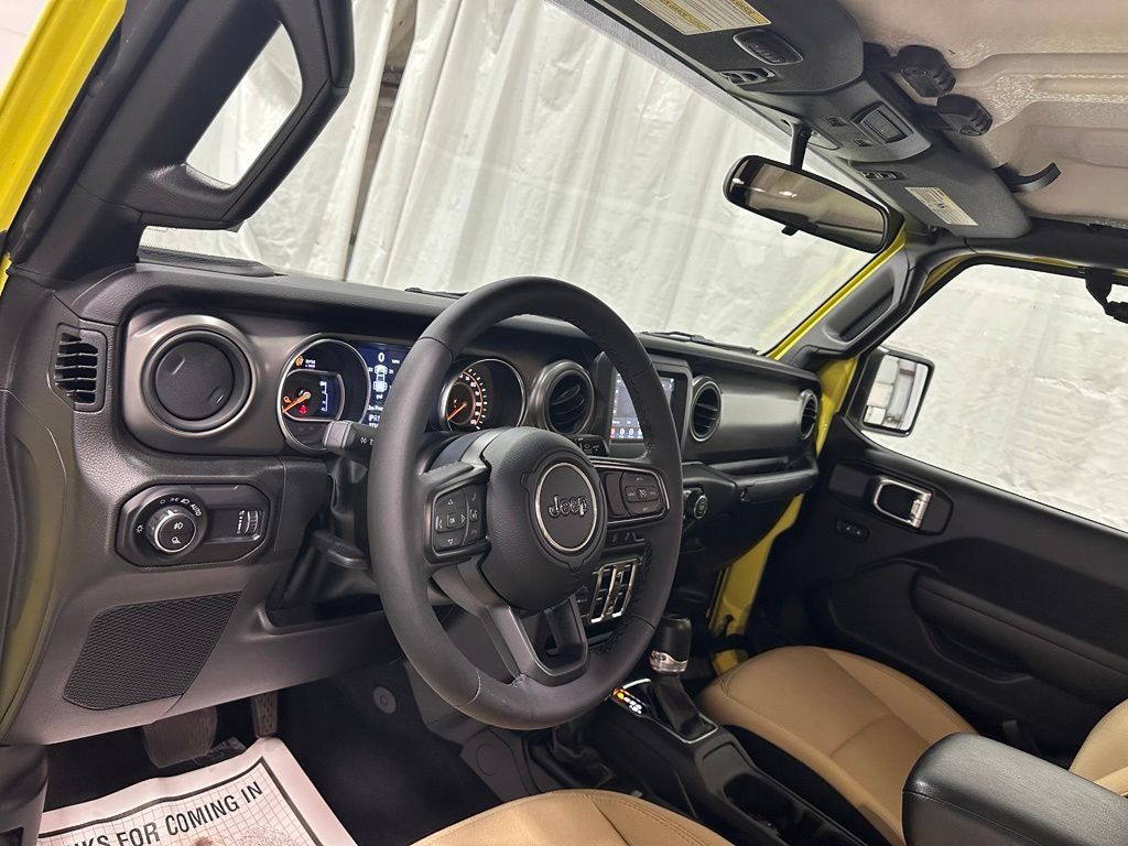 Used 2023 Jeep Gladiator Sport AWD/4WD image 15