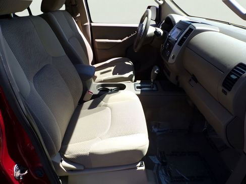 Used 2016 Nissan Frontier SV w/ SV Value Truck Package AWD/4WD image 7