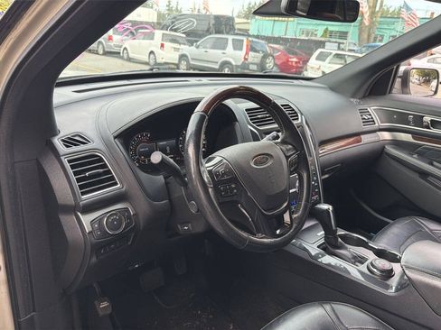 Used 2017 Ford Explorer Platinum AWD/4WD image 5