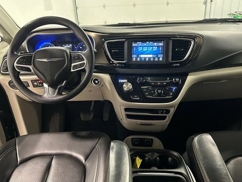 Used 2020 Chrysler Voyager Lxi FWD image 38