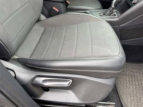 Used 2022 Volkswagen Taos SE w/ Panoramic Sunroof Package image 16