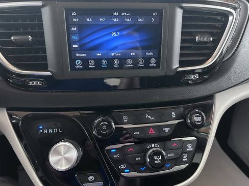 Used 2020 Chrysler Pacifica Touring-L FWD image 48