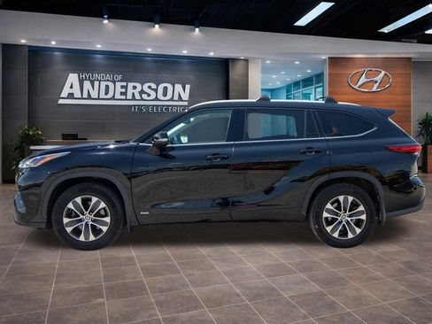 Used 2022 Toyota Highlander XLE AWD/4WD image 5