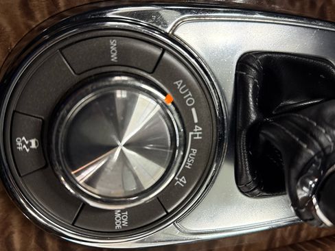 Used 2020 Nissan Armada SL image 25