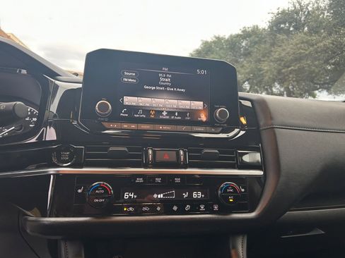 Used 2025 Nissan Pathfinder SV image 18