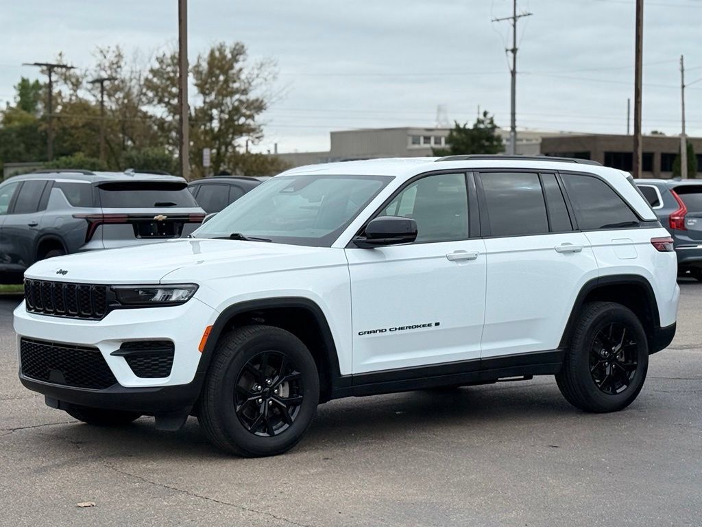 Used 2025 Jeep Grand Cherokee Altitude AWD/4WD image 38