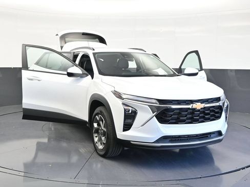 Used 2025 Chevrolet Trax LT FWD image 7
