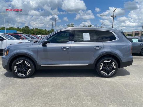 Used 2024 Kia Telluride EX w/ EX Captain's Chair Package FWD image 4