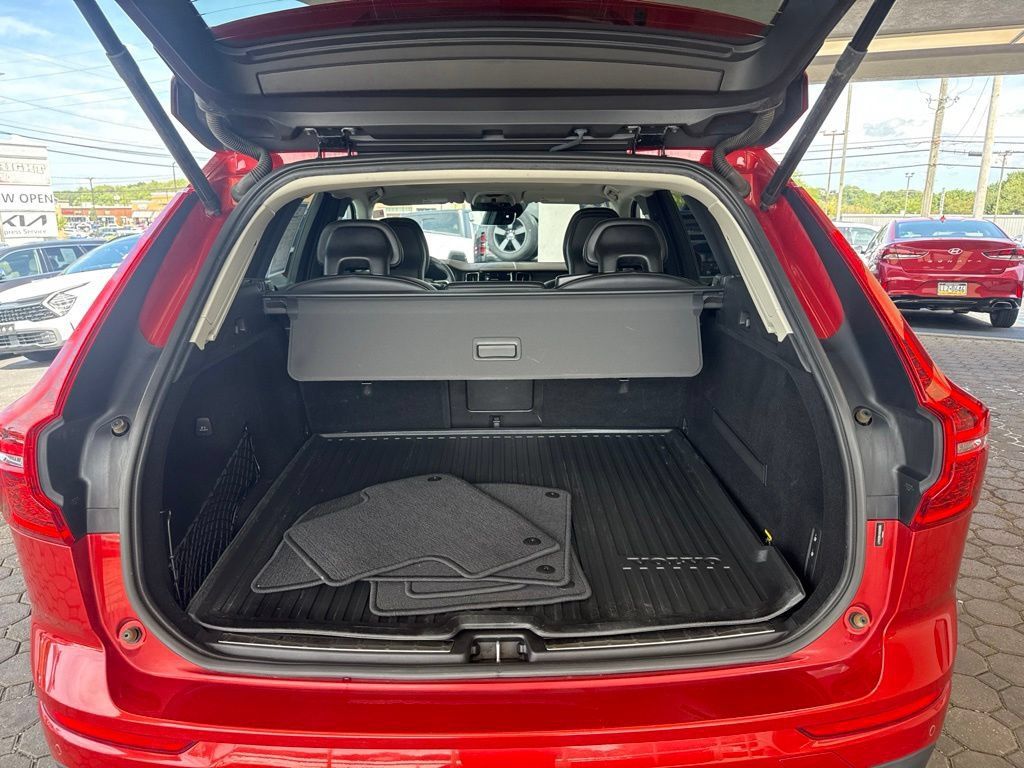 Used 2019 Volvo XC60 T5 Momentum w/ Multimedia Package AWD/4WD image 8
