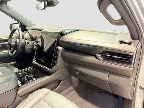 Used 2025 GMC Yukon XL AT4 w/ AT4 Premium Package AWD/4WD image 27