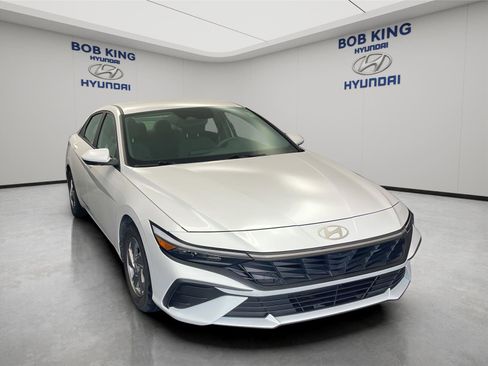 Certified 2024 Hyundai Elantra SE FWD image 6