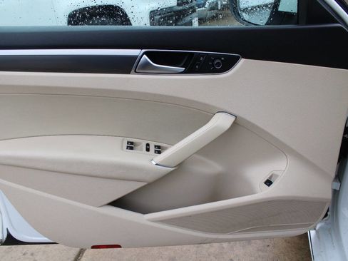 Used 2017 Volkswagen Passat 1.8T R-Line image 11