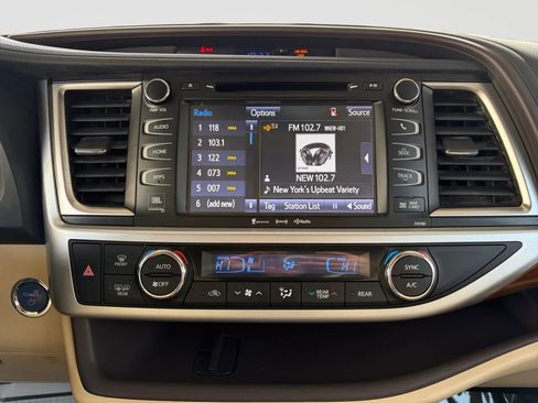 Used 2017 Toyota Highlander Limited Platinum AWD/4WD image 22