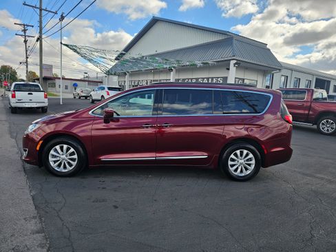 Used 2017 Chrysler Pacifica Touring-L image 8
