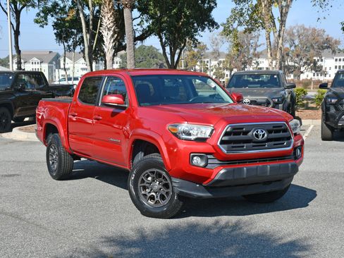 Used 2017 Toyota Tacoma TRD Sport image 6