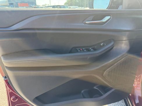 New 2025 Jeep Grand Cherokee L Altitude image 10