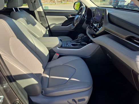 Used 2023 Toyota Highlander XLE FWD image 31