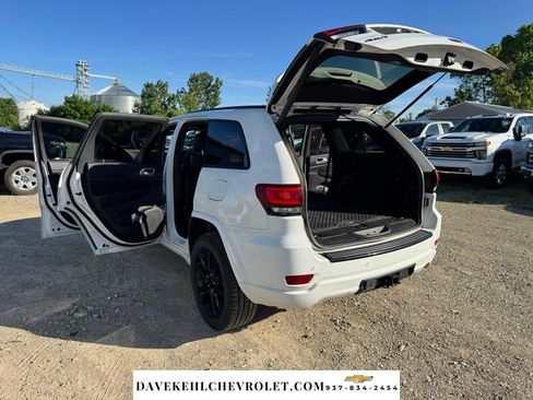 Used 2018 Jeep Grand Cherokee Altitude AWD/4WD image 38