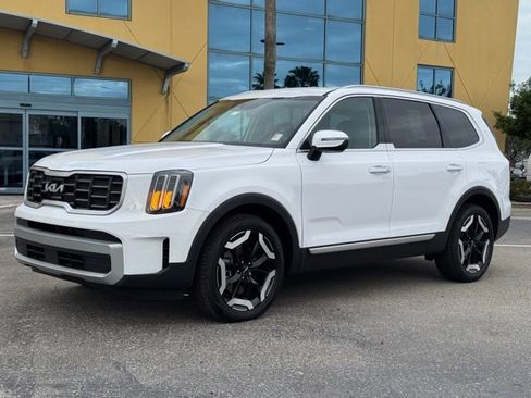 Used 2024 Kia Telluride S image 2