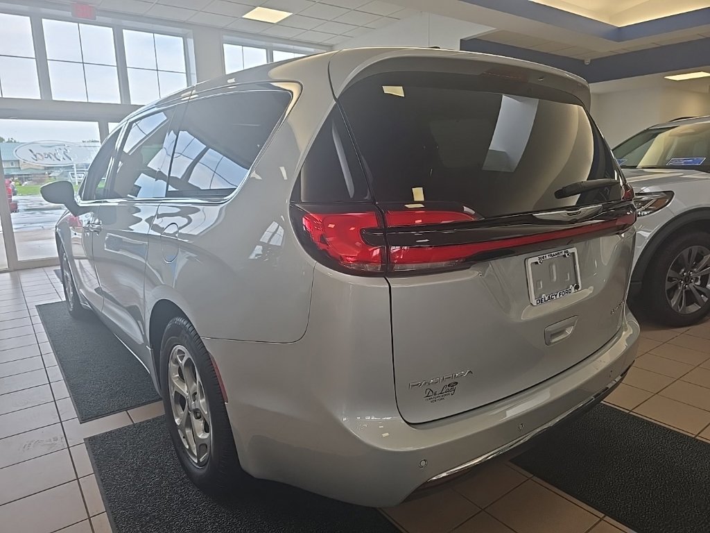 Used 2024 Chrysler Pacifica Limited FWD image 5