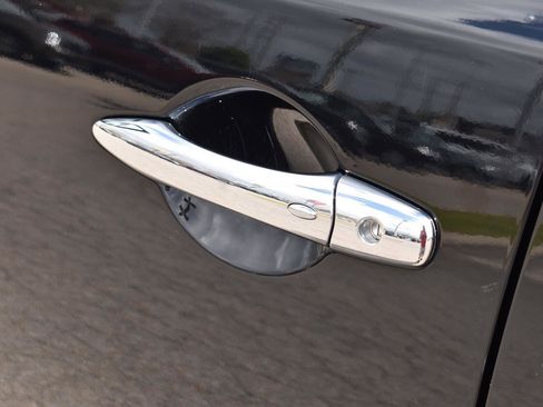 Used 2024 Nissan Armada SV image 5