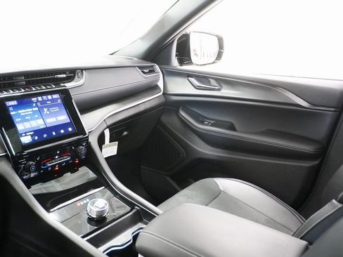 Used 2024 Jeep Grand Cherokee Altitude image 16