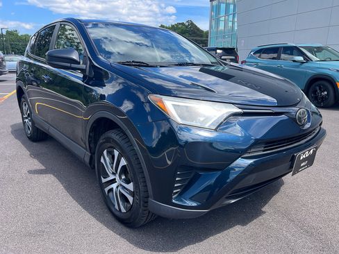 Used 2018 Toyota RAV4 LE AWD/4WD image 9