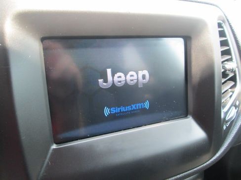 Used 2017 Jeep Compass Latitude w/ Popular Equipment Group FWD image 17