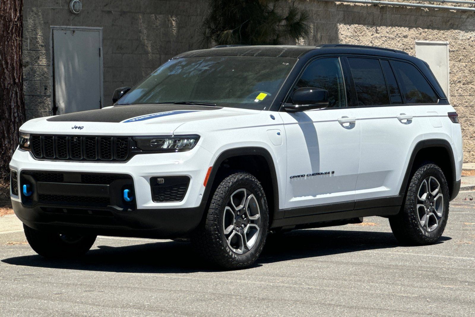 New 2023 Jeep Grand Cherokee Trailhawk w/ Advanced Protech Group II AWD/4WD image 7